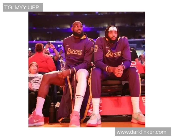 勇士与雷霆激战正酣NBA16赛季经典对决回顾与分析 勇士与雷霆激战正酣NBA16赛季经典对决回顾与分析