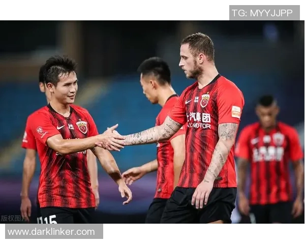 富利与上港激战正酣双方争夺激烈赛场精彩瞬间回顾